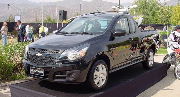 Segunda geração da picape Chevrolet Montana derivada do Agile em 2010
